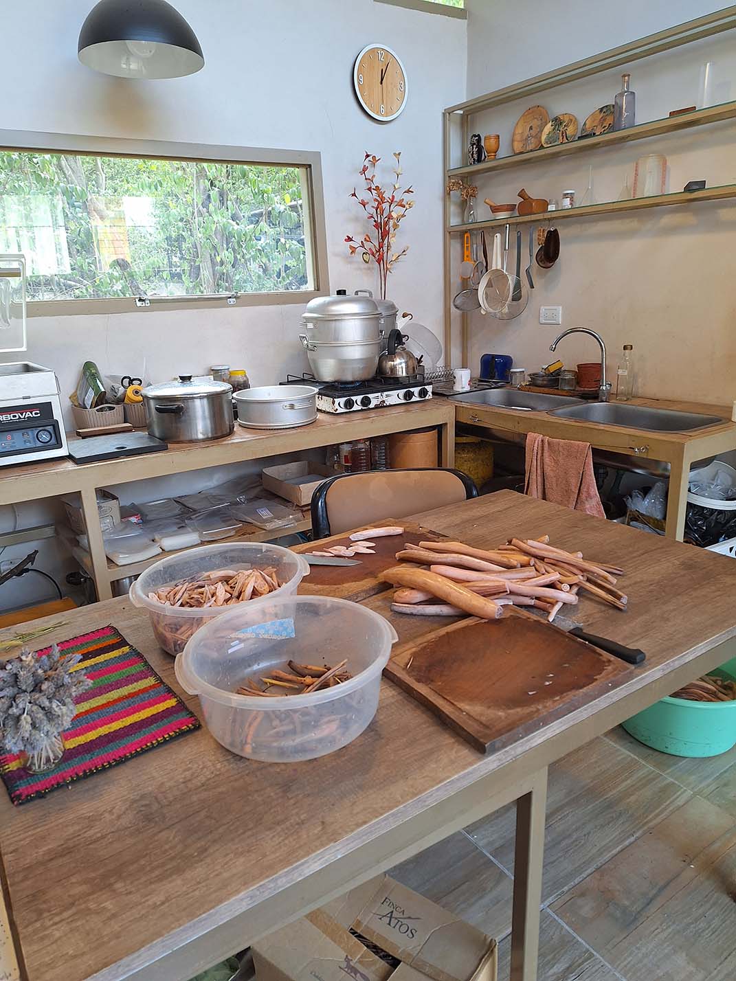 Elaborando loto en la salita de producción